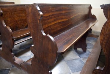 kostelní lavice - detail