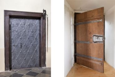 dřevěné dveře do sakristie